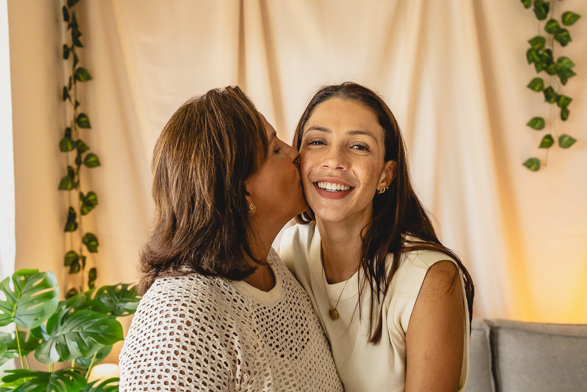 ensaio de dia das das mães  em são mateus es, especial abraço de mãe em são mateus, fotógrafo de família em são mateus es, sessão de fotos de dia das mães guriri, ensaio dia das mães afetivo são mateus, cenario de dia das maes, retrato de dia das mães 
