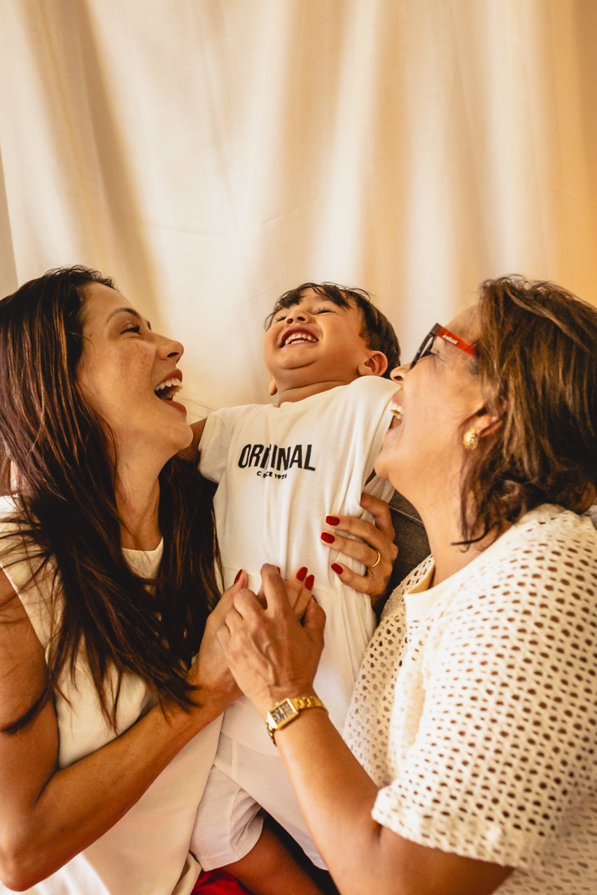 ensaio de dia das das mães  em são mateus es, especial abraço de mãe em são mateus, fotógrafo de família em são mateus es, sessão de fotos de dia das mães guriri, ensaio dia das mães afetivo são mateus, cenario de dia das maes, retrato de dia das mães 