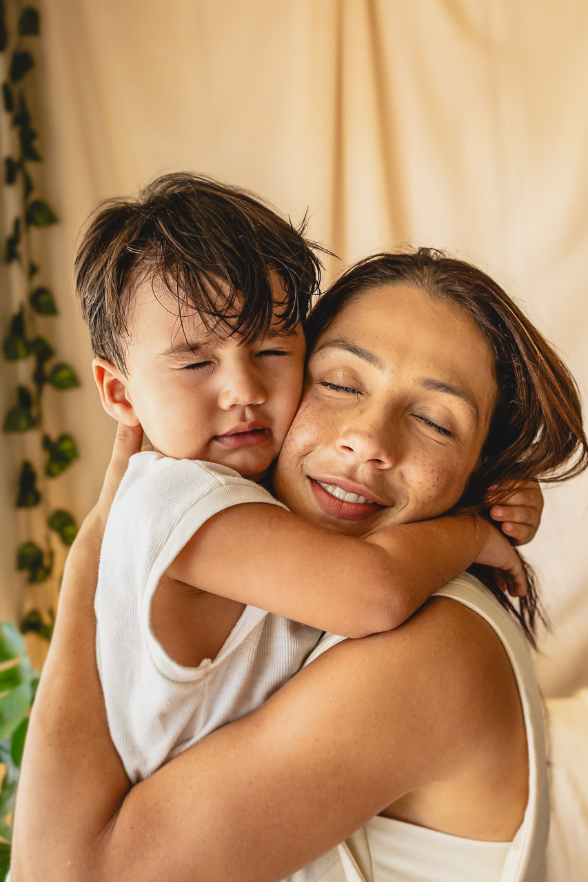 ensaio de dia das das mães  em são mateus es, especial abraço de mãe em são mateus, fotógrafo de família em são mateus es, sessão de fotos de dia das mães guriri, ensaio dia das mães afetivo são mateus, cenario de dia das maes, retrato de dia das mães 