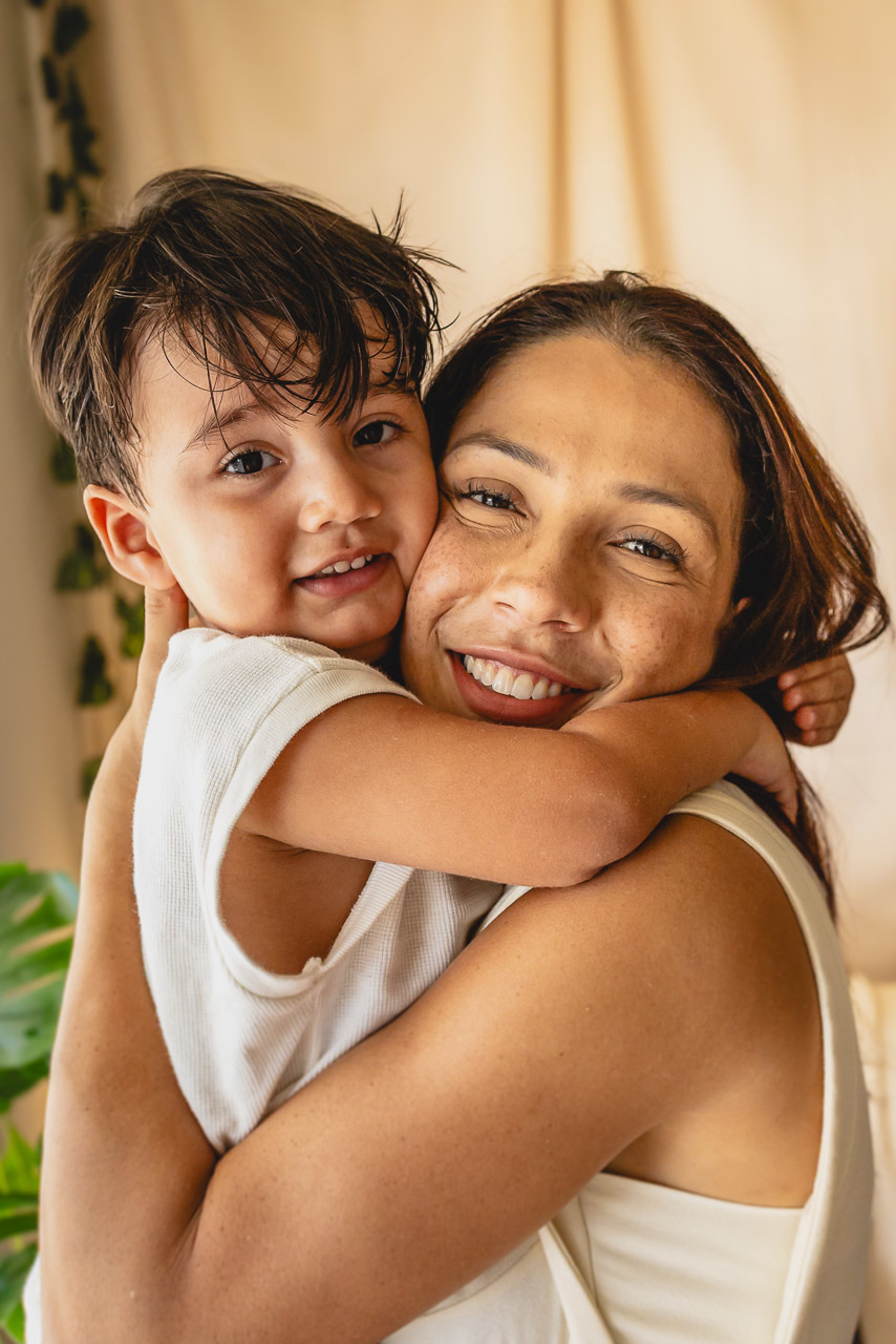 ensaio de dia das das mães  em são mateus es, especial abraço de mãe em são mateus, fotógrafo de família em são mateus es, sessão de fotos de dia das mães guriri, ensaio dia das mães afetivo são mateus, cenario de dia das maes, retrato de dia das mães 