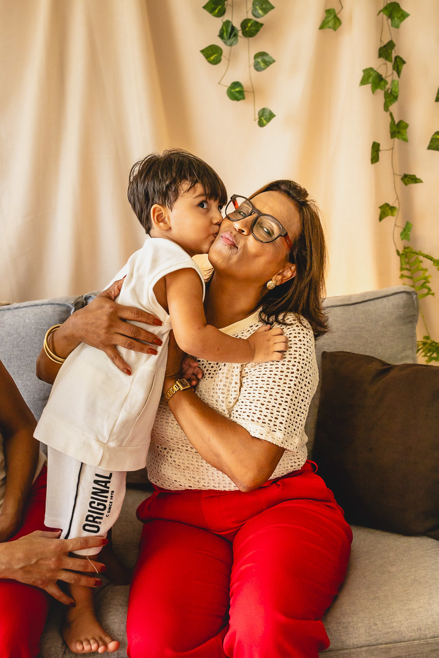 ensaio de dia das das mães  em são mateus es, especial abraço de mãe em são mateus, fotógrafo de família em são mateus es, sessão de fotos de dia das mães guriri, ensaio dia das mães afetivo são mateus, cenario de dia das maes, retrato de dia das mães 