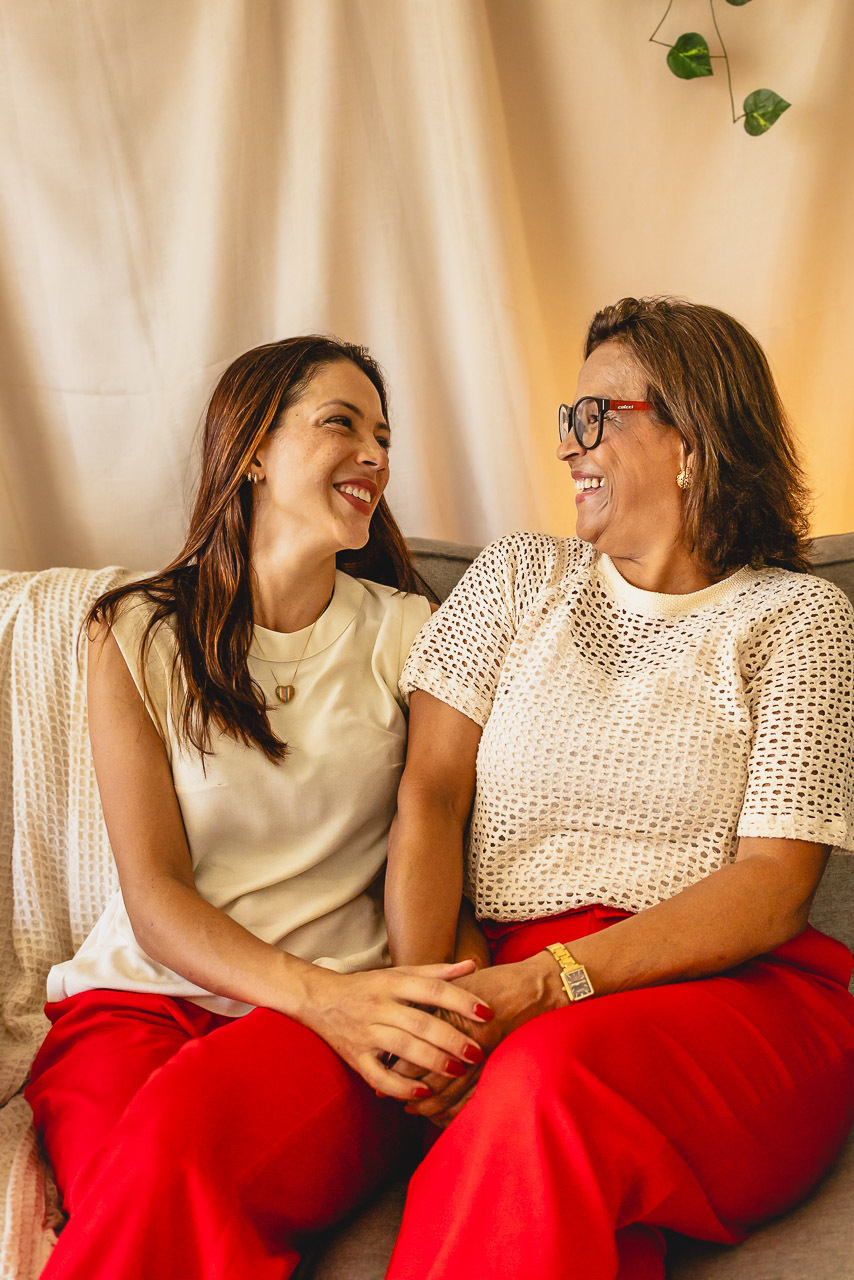 ensaio de dia das das mães  em são mateus es, especial abraço de mãe em são mateus, fotógrafo de família em são mateus es, sessão de fotos de dia das mães guriri, ensaio dia das mães afetivo são mateus, cenario de dia das maes, retrato de dia das mães 