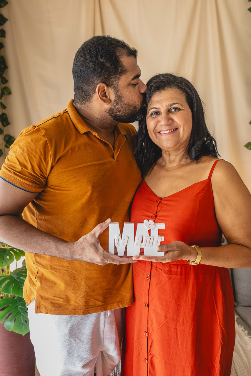 ensaio de dia das das mães  em são mateus es, especial abraço de mãe em são mateus, fotógrafo de família em são mateus es, sessão de fotos de dia das mães guriri, ensaio dia das mães afetivo são mateus, cenario de dia das maes, retrato de dia das mães 