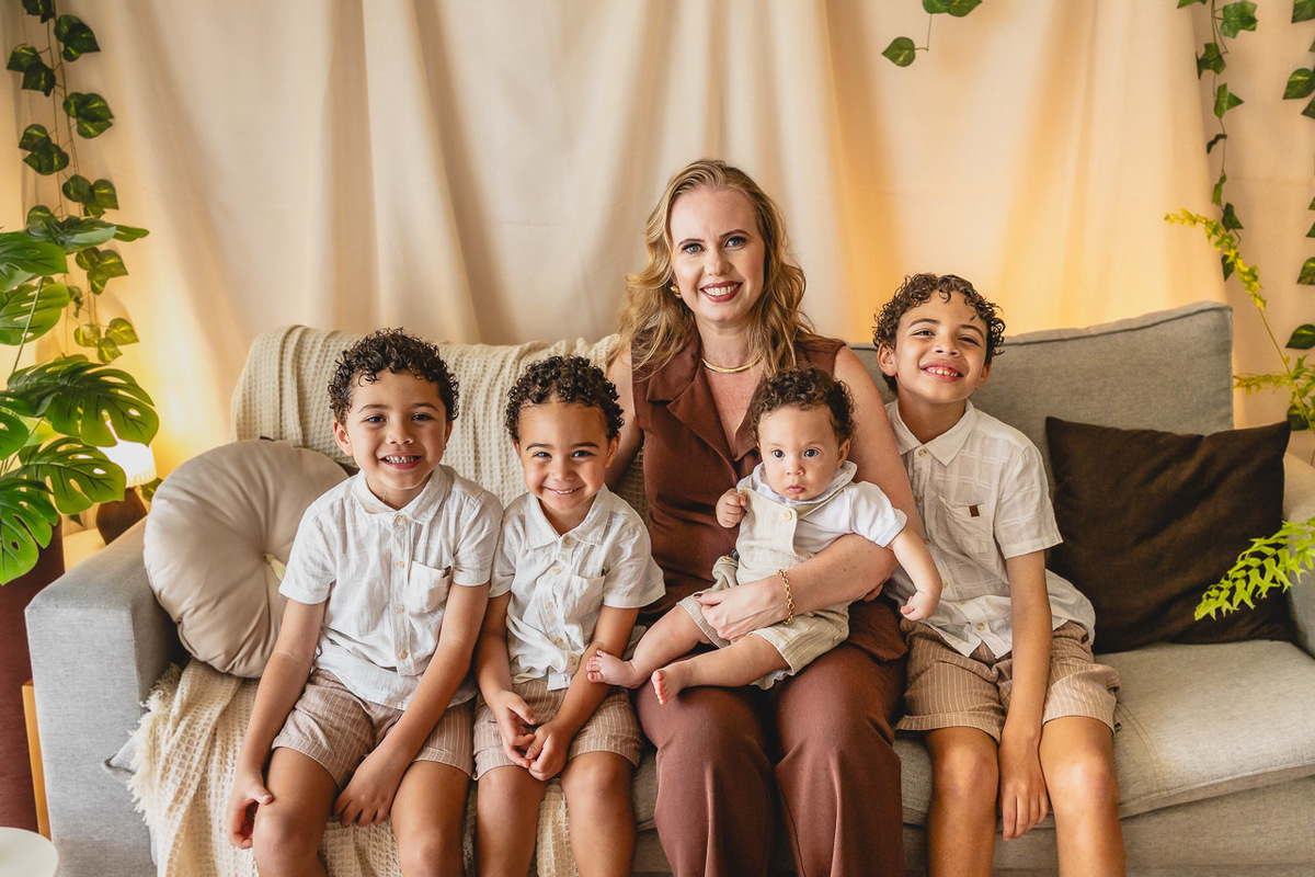 ensaio de dia das das mães  em são mateus es, especial abraço de mãe em são mateus, fotógrafo de família em são mateus es, sessão de fotos de dia das mães guriri, ensaio dia das mães afetivo são mateus, cenario de dia das maes, retrato de dia das mães 