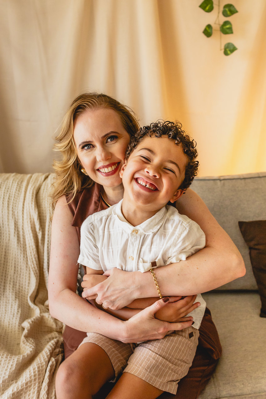 ensaio de dia das das mães  em são mateus es, especial abraço de mãe em são mateus, fotógrafo de família em são mateus es, sessão de fotos de dia das mães guriri, ensaio dia das mães afetivo são mateus, cenario de dia das maes, retrato de dia das mães 