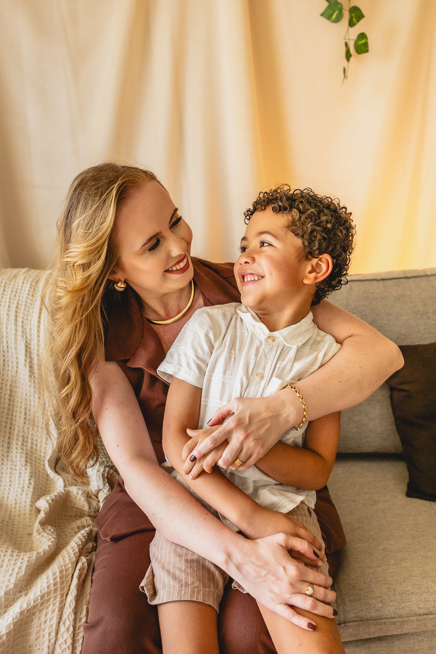 ensaio de dia das das mães  em são mateus es, especial abraço de mãe em são mateus, fotógrafo de família em são mateus es, sessão de fotos de dia das mães guriri, ensaio dia das mães afetivo são mateus, cenario de dia das maes, retrato de dia das mães 