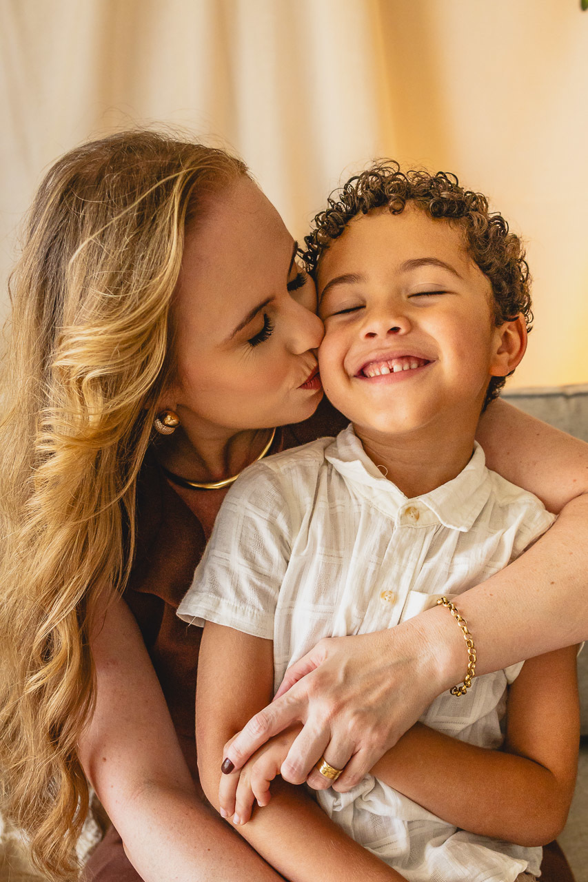 ensaio de dia das das mães  em são mateus es, especial abraço de mãe em são mateus, fotógrafo de família em são mateus es, sessão de fotos de dia das mães guriri, ensaio dia das mães afetivo são mateus, cenario de dia das maes, retrato de dia das mães 