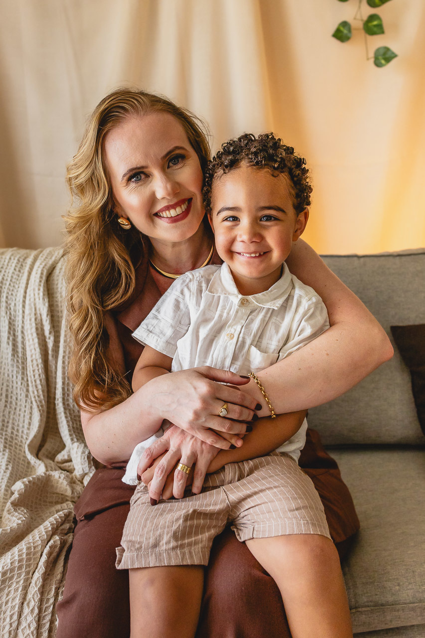 ensaio de dia das das mães  em são mateus es, especial abraço de mãe em são mateus, fotógrafo de família em são mateus es, sessão de fotos de dia das mães guriri, ensaio dia das mães afetivo são mateus, cenario de dia das maes, retrato de dia das mães 