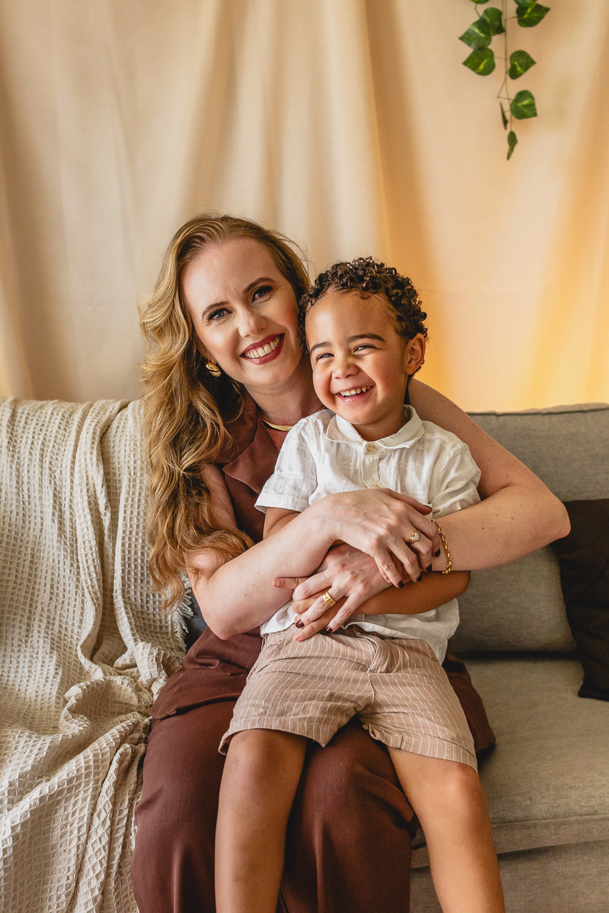 ensaio de dia das das mães  em são mateus es, especial abraço de mãe em são mateus, fotógrafo de família em são mateus es, sessão de fotos de dia das mães guriri, ensaio dia das mães afetivo são mateus, cenario de dia das maes, retrato de dia das mães 