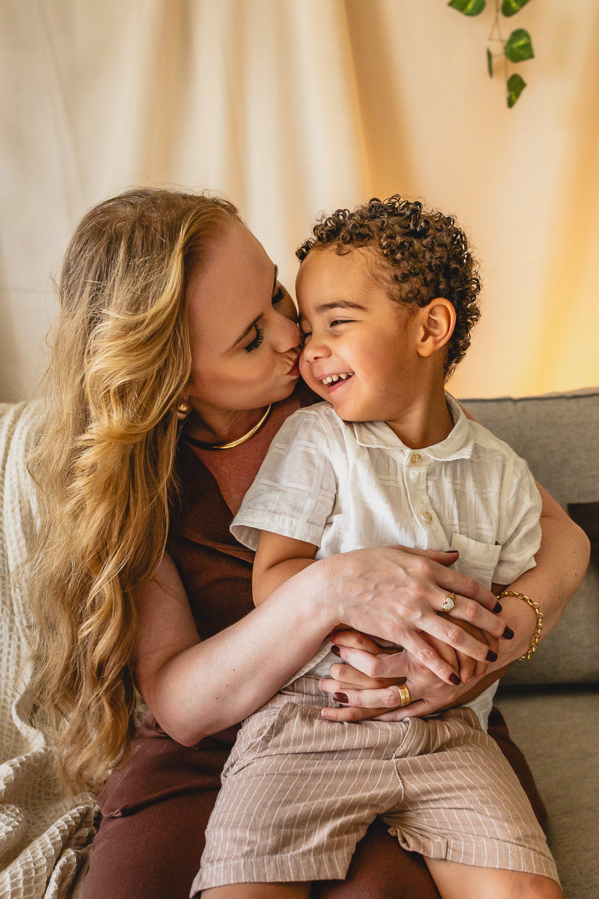 ensaio de dia das das mães  em são mateus es, especial abraço de mãe em são mateus, fotógrafo de família em são mateus es, sessão de fotos de dia das mães guriri, ensaio dia das mães afetivo são mateus, cenario de dia das maes, retrato de dia das mães 