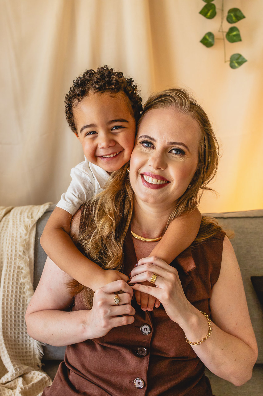 ensaio de dia das das mães  em são mateus es, especial abraço de mãe em são mateus, fotógrafo de família em são mateus es, sessão de fotos de dia das mães guriri, ensaio dia das mães afetivo são mateus, cenario de dia das maes, retrato de dia das mães 