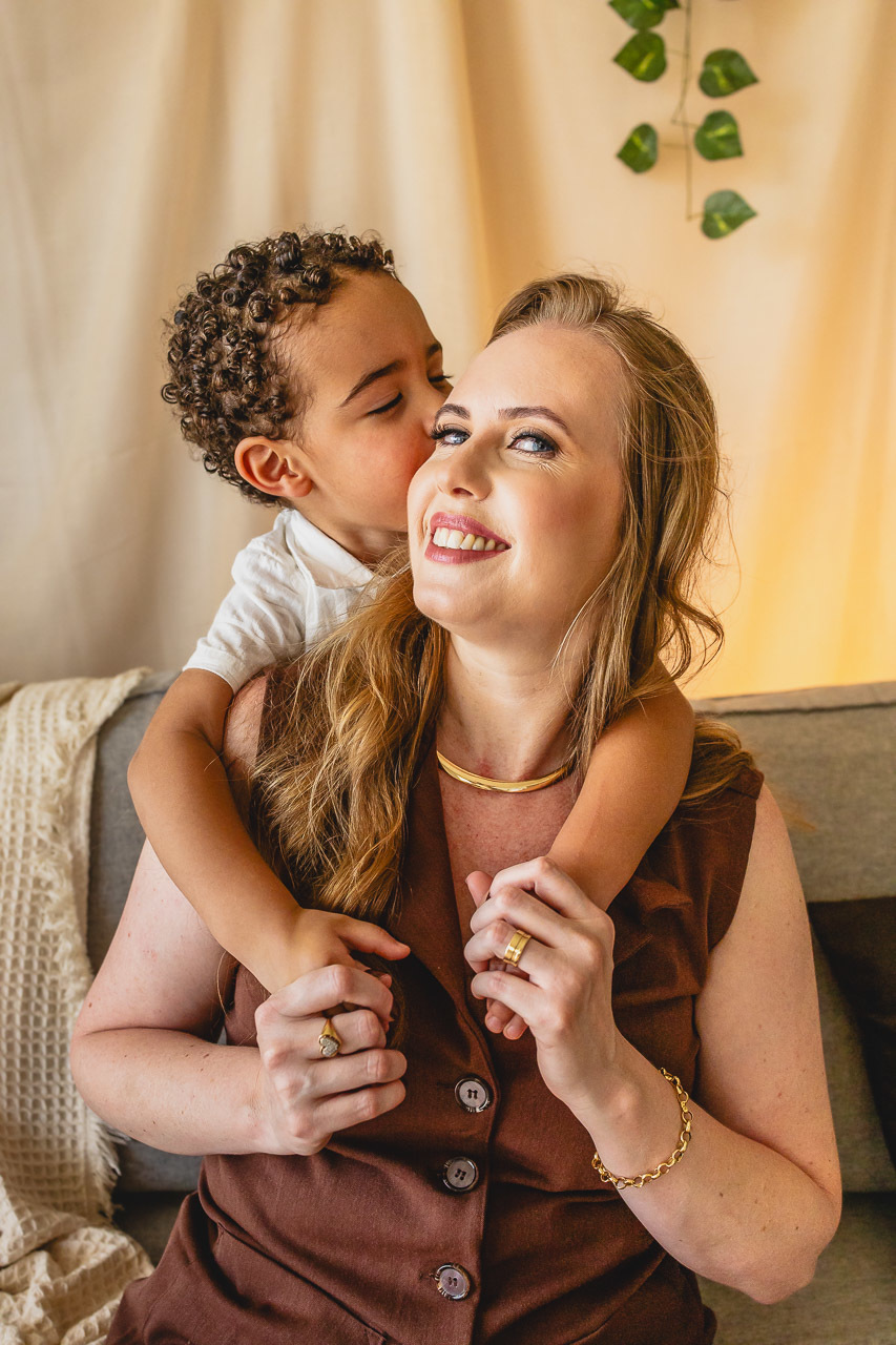 ensaio de dia das das mães  em são mateus es, especial abraço de mãe em são mateus, fotógrafo de família em são mateus es, sessão de fotos de dia das mães guriri, ensaio dia das mães afetivo são mateus, cenario de dia das maes, retrato de dia das mães 