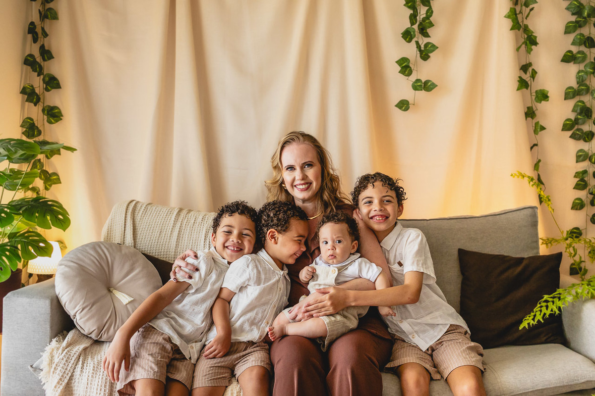 ensaio de dia das das mães  em são mateus es, especial abraço de mãe em são mateus, fotógrafo de família em são mateus es, sessão de fotos de dia das mães guriri, ensaio dia das mães afetivo são mateus, cenario de dia das maes, retrato de dia das mães 