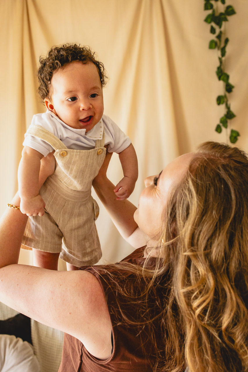 ensaio de dia das das mães  em são mateus es, especial abraço de mãe em são mateus, fotógrafo de família em são mateus es, sessão de fotos de dia das mães guriri, ensaio dia das mães afetivo são mateus, cenario de dia das maes, retrato de dia das mães 