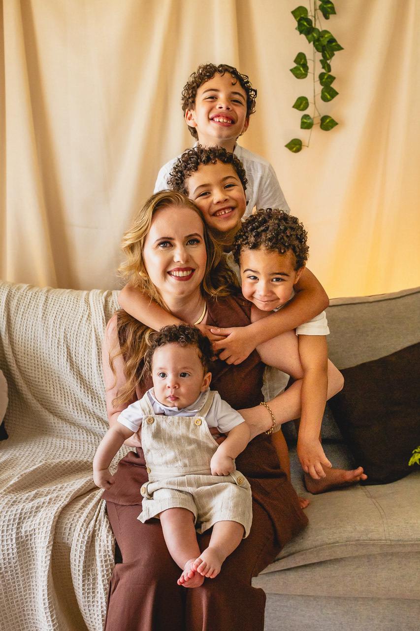 ensaio de dia das das mães  em são mateus es, especial abraço de mãe em são mateus, fotógrafo de família em são mateus es, sessão de fotos de dia das mães guriri, ensaio dia das mães afetivo são mateus, cenario de dia das maes, retrato de dia das mães 