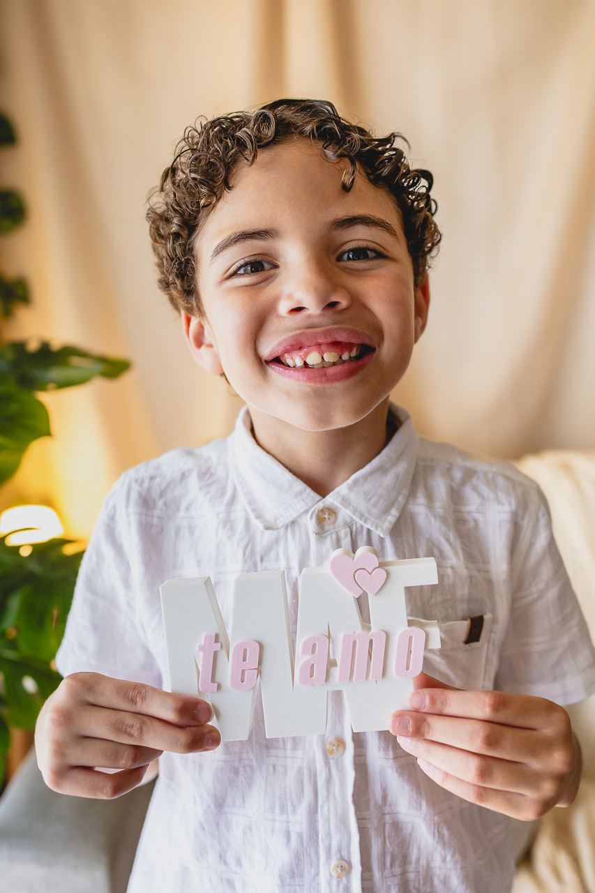 ensaio de dia das das mães  em são mateus es, especial abraço de mãe em são mateus, fotógrafo de família em são mateus es, sessão de fotos de dia das mães guriri, ensaio dia das mães afetivo são mateus, cenario de dia das maes, retrato de dia das mães 