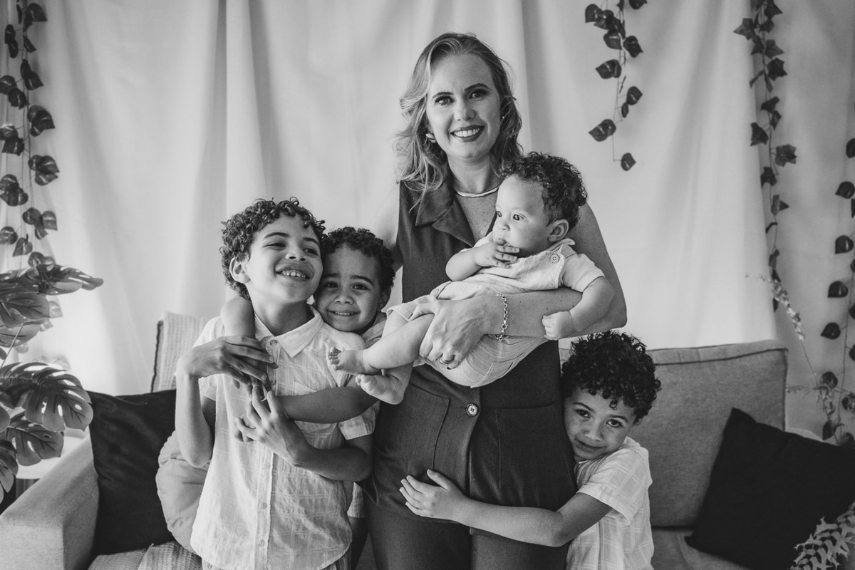 ensaio de dia das das mães  em são mateus es, especial abraço de mãe em são mateus, fotógrafo de família em são mateus es, sessão de fotos de dia das mães guriri, ensaio dia das mães afetivo são mateus, cenario de dia das maes, retrato de dia das mães 