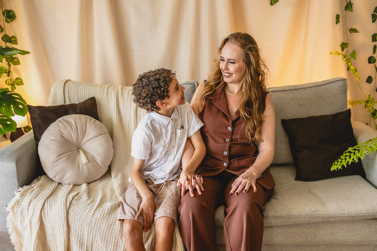 ensaio de dia das das mães  em são mateus es, especial abraço de mãe em são mateus, fotógrafo de família em são mateus es, sessão de fotos de dia das mães guriri, ensaio dia das mães afetivo são mateus, cenario de dia das maes, retrato de dia das mães 
