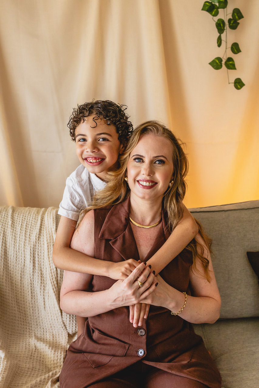 ensaio de dia das das mães  em são mateus es, especial abraço de mãe em são mateus, fotógrafo de família em são mateus es, sessão de fotos de dia das mães guriri, ensaio dia das mães afetivo são mateus, cenario de dia das maes, retrato de dia das mães 