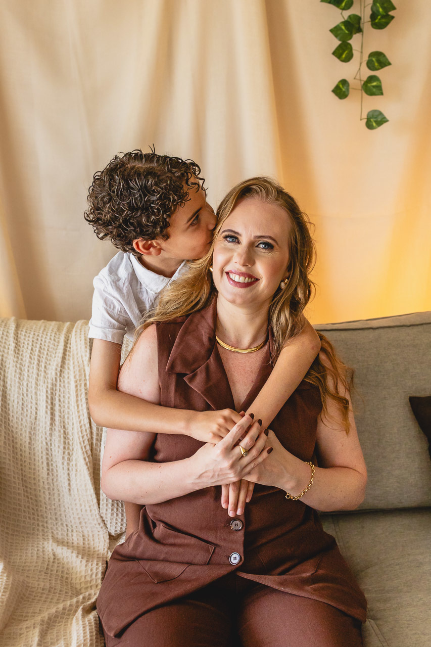 ensaio de dia das das mães  em são mateus es, especial abraço de mãe em são mateus, fotógrafo de família em são mateus es, sessão de fotos de dia das mães guriri, ensaio dia das mães afetivo são mateus, cenario de dia das maes, retrato de dia das mães 