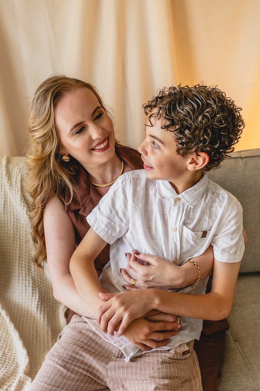 ensaio de dia das das mães  em são mateus es, especial abraço de mãe em são mateus, fotógrafo de família em são mateus es, sessão de fotos de dia das mães guriri, ensaio dia das mães afetivo são mateus, cenario de dia das maes, retrato de dia das mães 