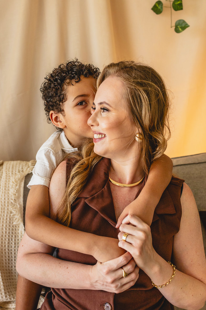 ensaio de dia das das mães  em são mateus es, especial abraço de mãe em são mateus, fotógrafo de família em são mateus es, sessão de fotos de dia das mães guriri, ensaio dia das mães afetivo são mateus, cenario de dia das maes, retrato de dia das mães 