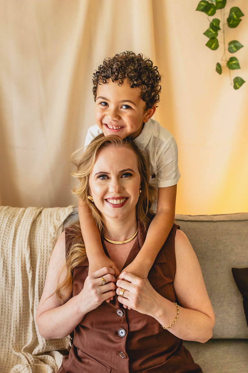 ensaio de dia das das mães  em são mateus es, especial abraço de mãe em são mateus, fotógrafo de família em são mateus es, sessão de fotos de dia das mães guriri, ensaio dia das mães afetivo são mateus, cenario de dia das maes, retrato de dia das mães 