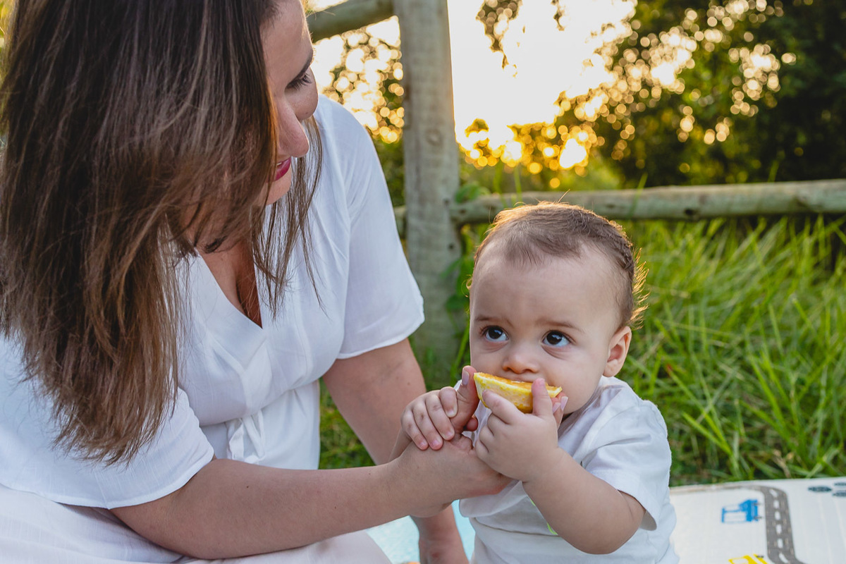acompanhamento de bebê, abraço na alma, alan smyth fotografo são mateus es, ensaio de bebê, ensaio intimista, fotografia afetiva, fotografia de familia sao mateus es, jornada de bebê, ensaio de 8 meses, introdução alimentar, fotografia infantil