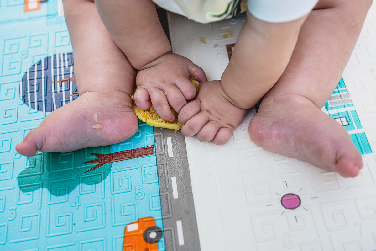 acompanhamento de bebê, abraço na alma, alan smyth fotografo são mateus es, ensaio de bebê, ensaio intimista, fotografia afetiva, fotografia de familia sao mateus es, jornada de bebê, ensaio de 8 meses, introdução alimentar, fotografia infantil