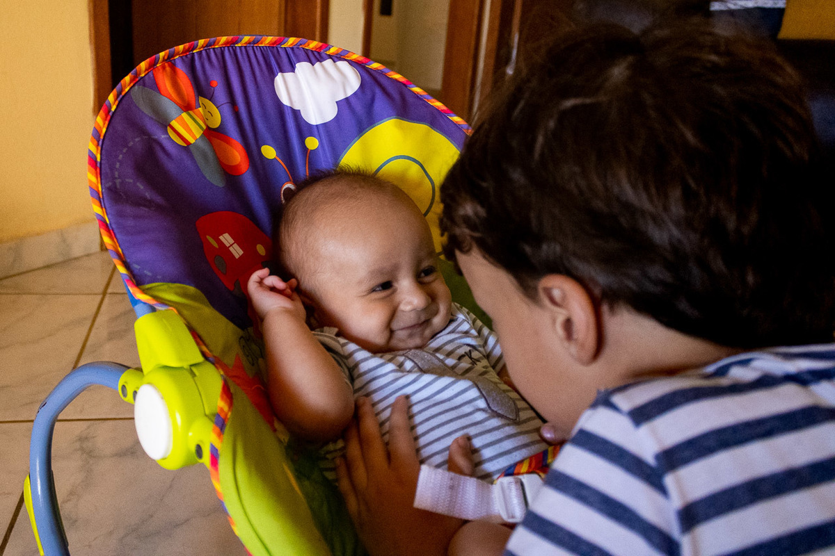 abraço na alma, alan smyth, ensaio da familia, ensaio de familia mantena, ensaio em casa, familia santuario da vida, fotografia afetiva, fotografo afetivo, fotografo em mantena mg, fotografo mg, onde fotografar em mantena, retrato de familia
