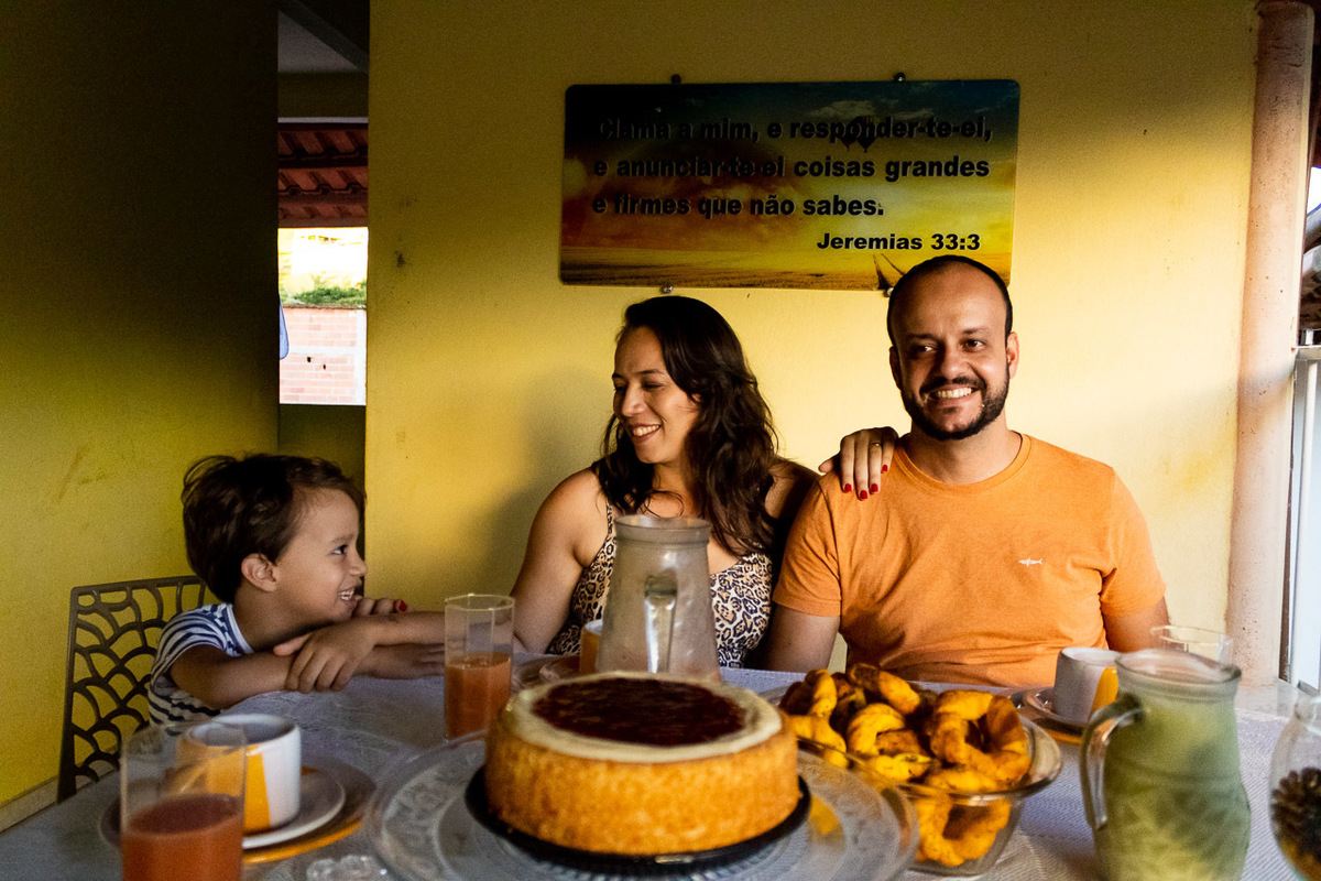 abraço na alma, alan smyth, ensaio da familia, ensaio de familia mantena, ensaio em casa, familia santuario da vida, fotografia afetiva, fotografo afetivo, fotografo em mantena mg, fotografo mg, onde fotografar em mantena, retrato de familia