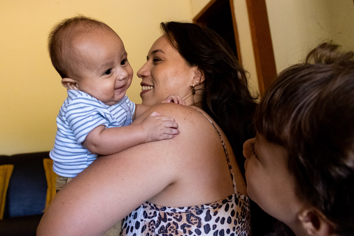 abraço na alma, alan smyth, ensaio da familia, ensaio de familia mantena, ensaio em casa, familia santuario da vida, fotografia afetiva, fotografo afetivo, fotografo em mantena mg, fotografo mg, onde fotografar em mantena, retrato de familia