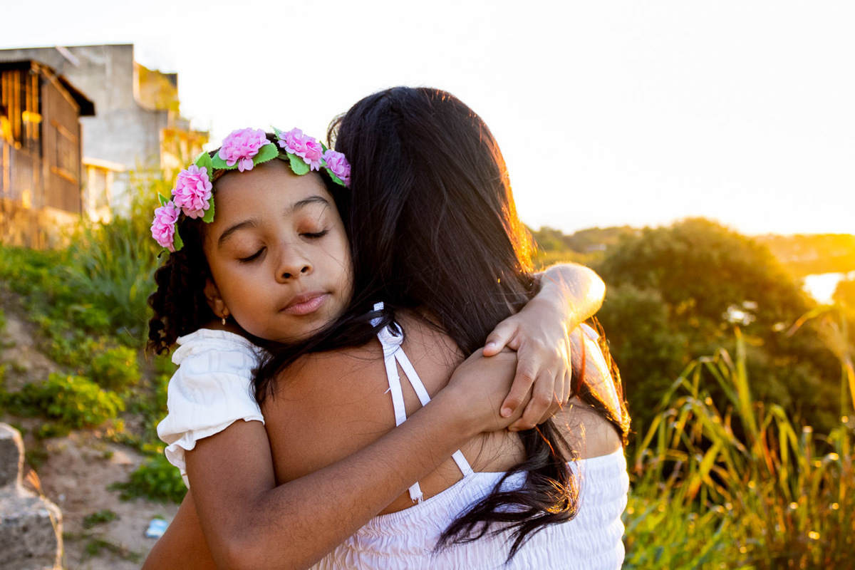 abraço na alma, alan smyth, ensaio dia das mães, ensaio de familia sao mateus, familia, familia santuario da vida, familia unida, fotografia afetiva, fotografo afetivo, fotografo em sao mateus es, dia das maes, mirante sao mateus, mae de menina