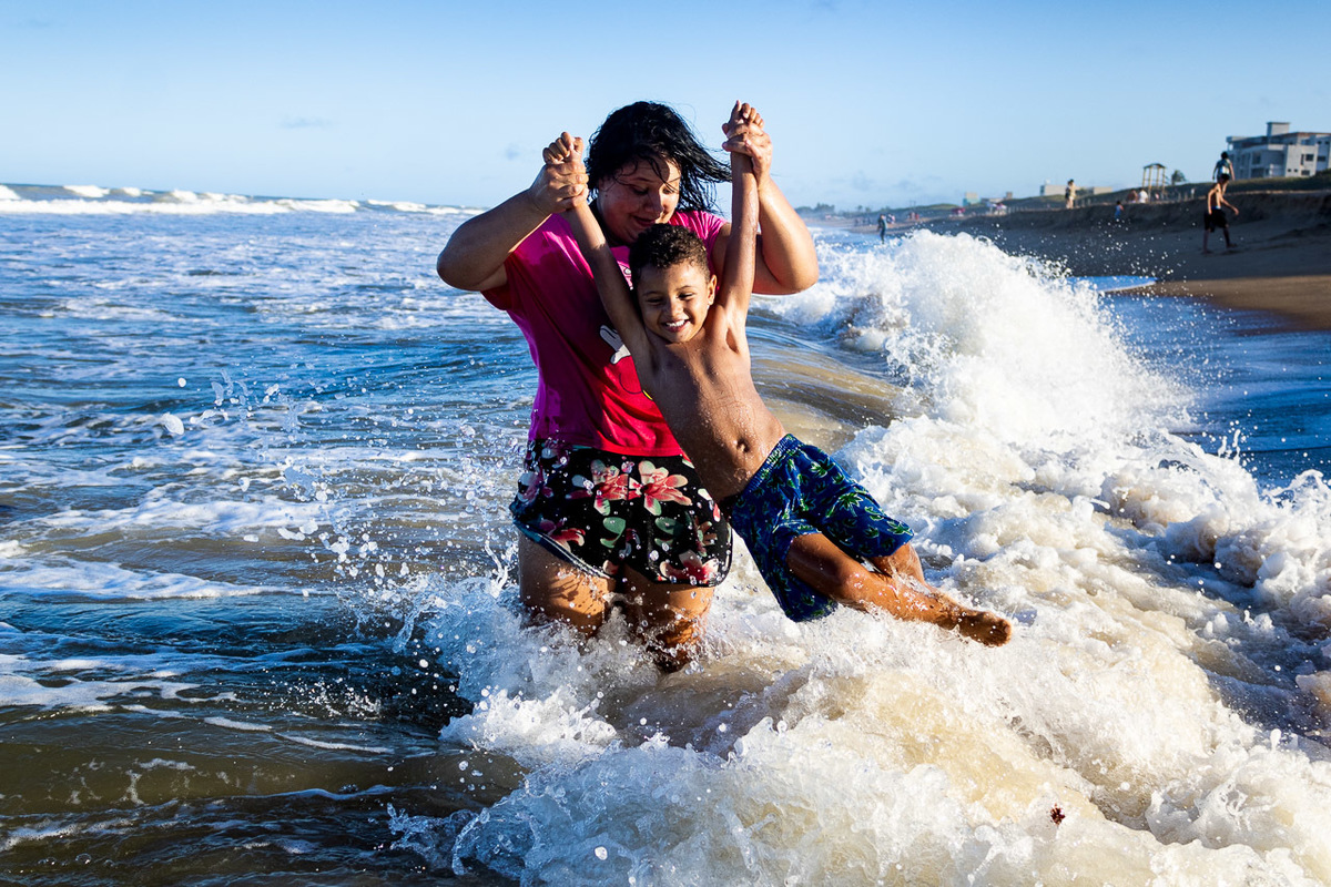 abraço na alma, alan smyth, ensaio dia das maes, mae de menino, ensaio de familia, ensaio de familia sao mateus, fotografia afetiva, fotografo afetivo, fotografo em sao mateus es, fotografo es, mae e filho, fotografo em guriri, onde fotografar em guriri