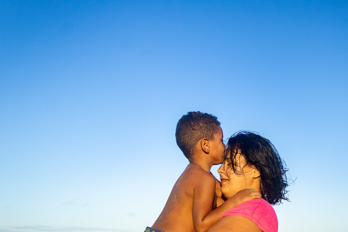 abraço na alma, alan smyth, ensaio dia das maes, mae de menino, ensaio de familia, ensaio de familia sao mateus, fotografia afetiva, fotografo afetivo, fotografo em sao mateus es, fotografo es, mae e filho, fotografo em guriri, onde fotografar em guriri