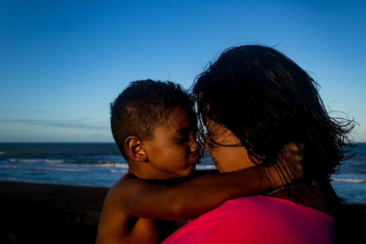 abraço na alma, alan smyth, ensaio dia das maes, mae de menino, ensaio de familia, ensaio de familia sao mateus, fotografia afetiva, fotografo afetivo, fotografo em sao mateus es, fotografo es, mae e filho, fotografo em guriri, onde fotografar em guriri