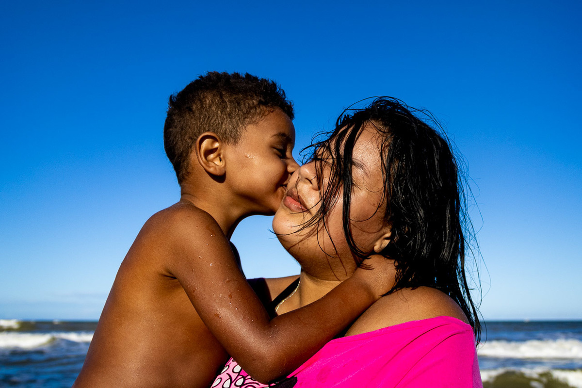 abraço na alma, alan smyth, ensaio dia das maes, mae de menino, ensaio de familia, ensaio de familia sao mateus, fotografia afetiva, fotografo afetivo, fotografo em sao mateus es, fotografo es, mae e filho, fotografo em guriri, onde fotografar em guriri