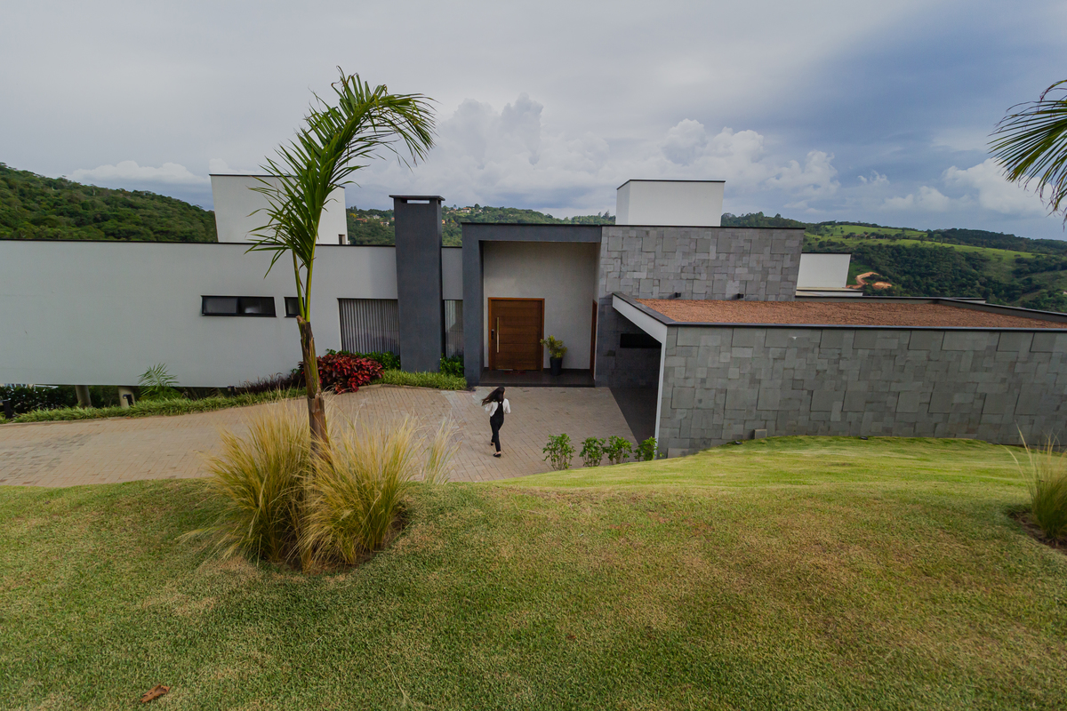 #ParaCegoVer: Fotografia colorida da fachada Frontal da residência CT  