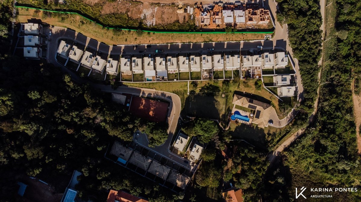 #ParaCegoVer: Fotografia vista do alto das casas  do Condomínio Ecovillagio 
