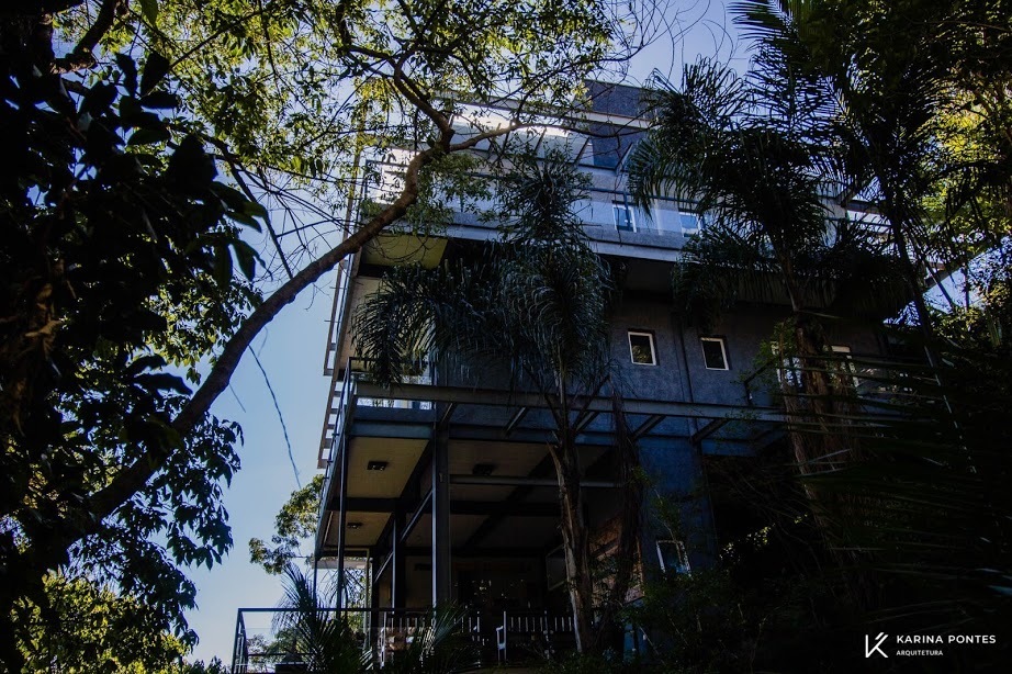 #ParaCegoVer: Fotografia da fachada Lateral  da residência EJ Quebec