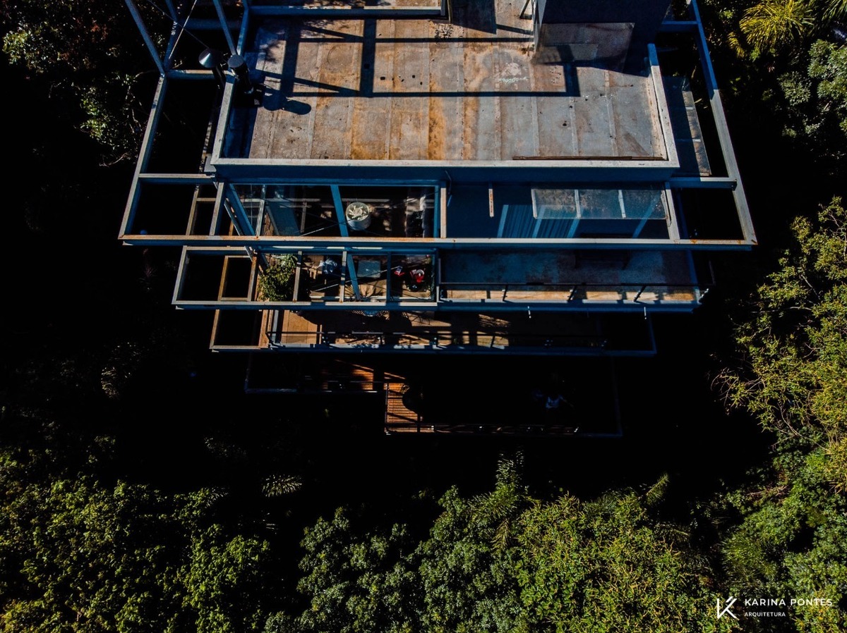 #ParaCegoVer: Fotografia colorida daresidência EJ Quebec