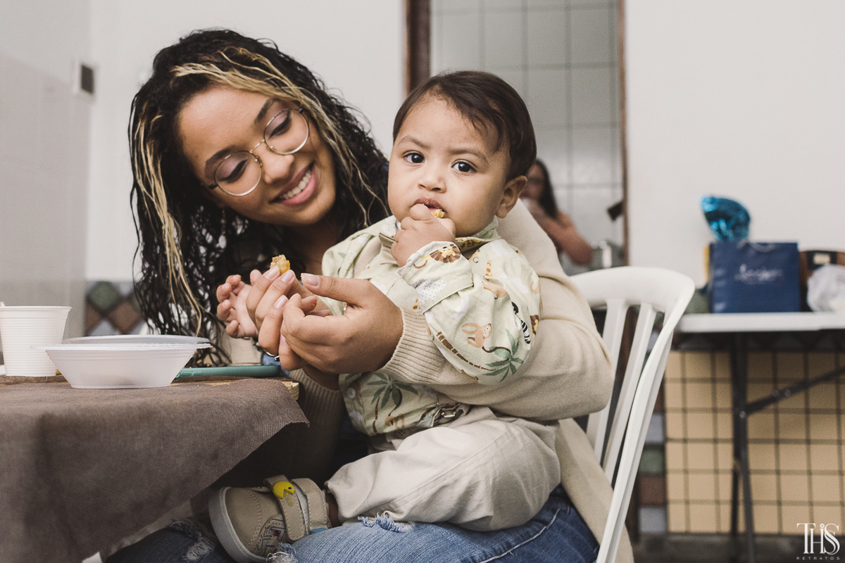 Foto de bebê comendo em aniversário de 1 ano na cidade de São Bernardo do Campo - SP