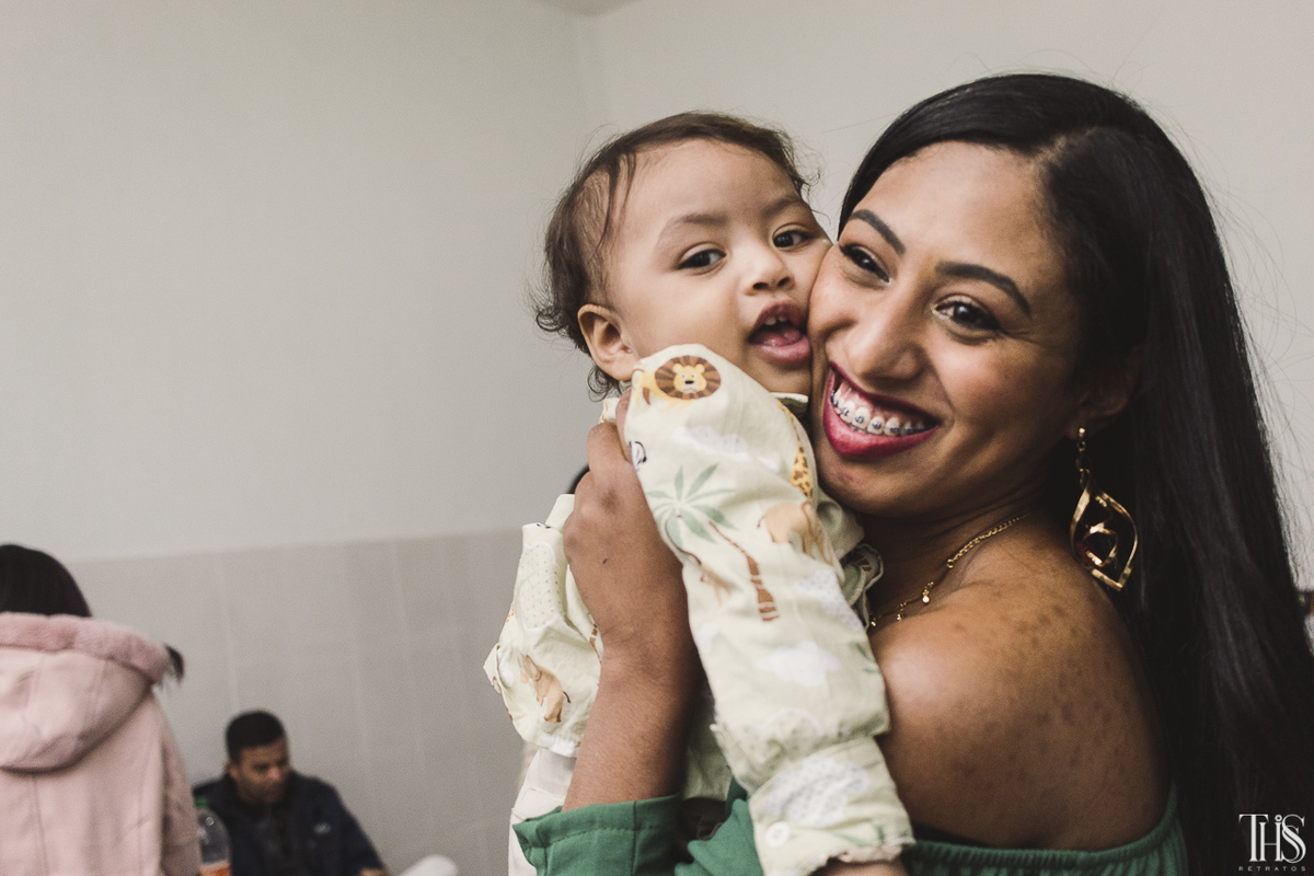 Foto de bebê brincando com a mãe em seu aniversário de 1 ano na cidade de São Bernardo do Campo - SP