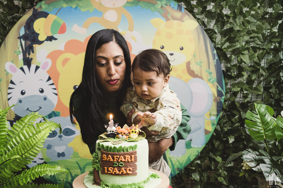 Mãe apagando velinha de 1 ano na festa safari em São Bernardo do Campo - SP