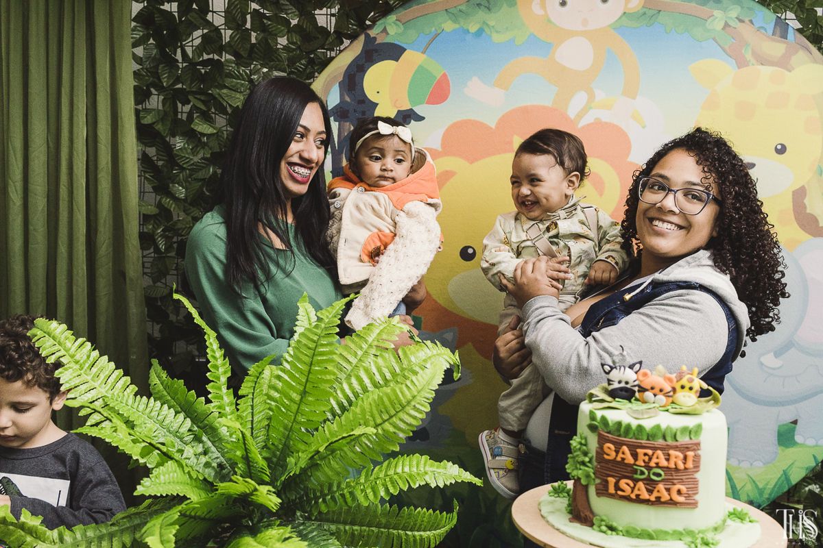 Foto de criança brincando com a amiga em festa na cidade de SBC