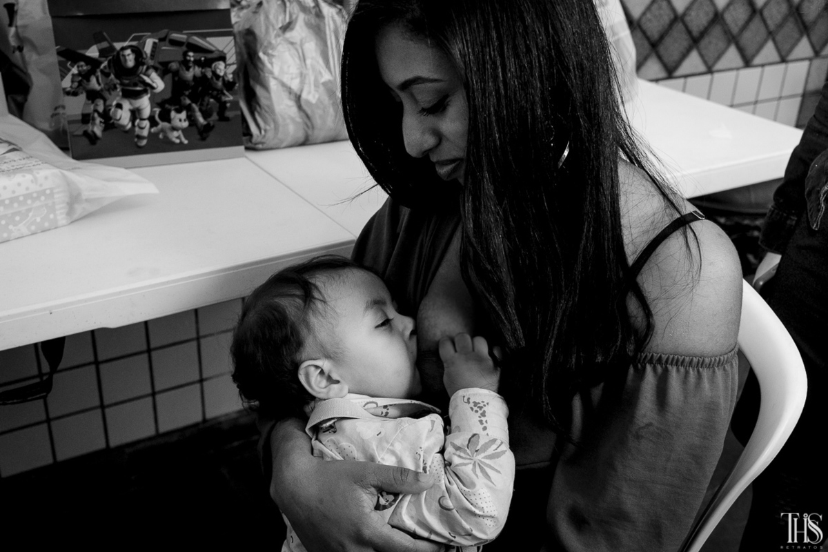 Foto de mãe amamentando em festa infantil São Bernardo do Campo - SP - FOTOGRAFA EM SBC