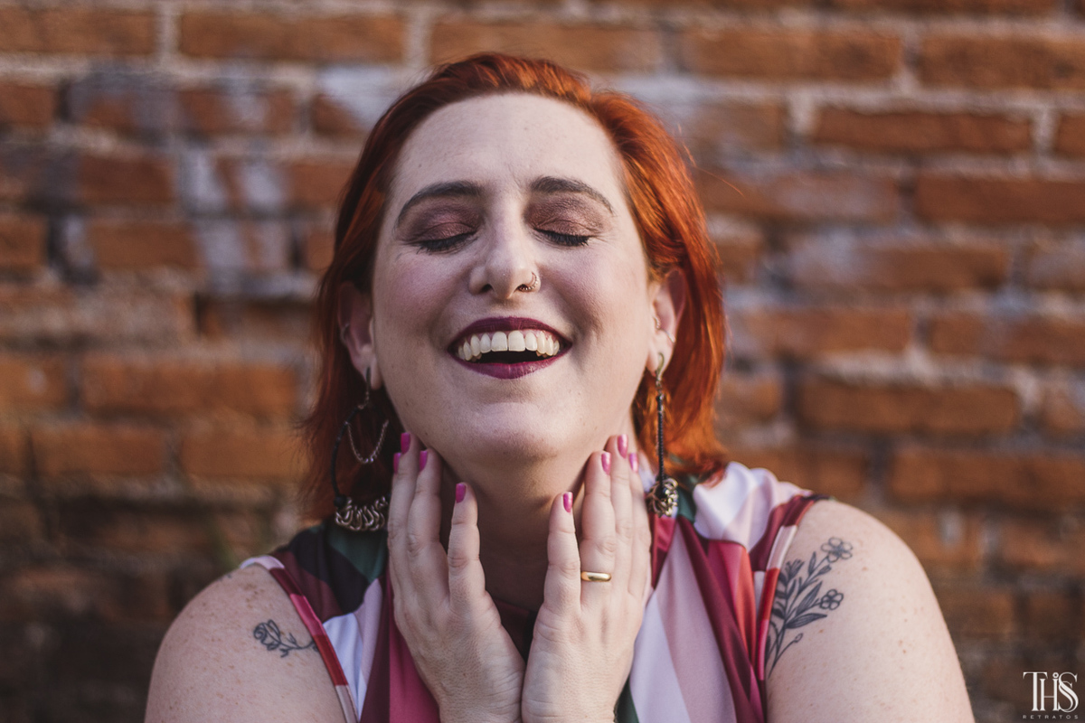 Foto de mulher sorrindo em ensaio feito pela fotografa Thaís em São Bernardo do Campo SP