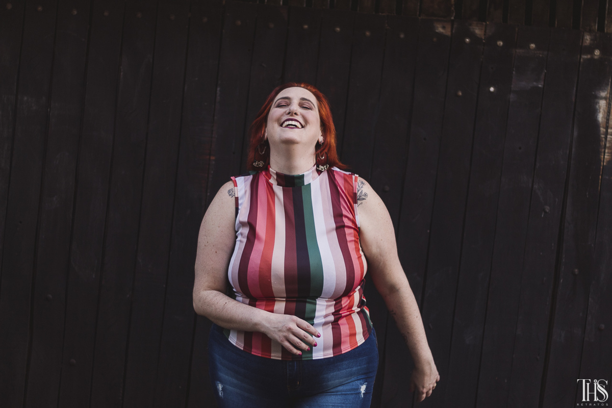 Foto de mulher sorrindo e andando na cidade de São Bernardo do Campo SP