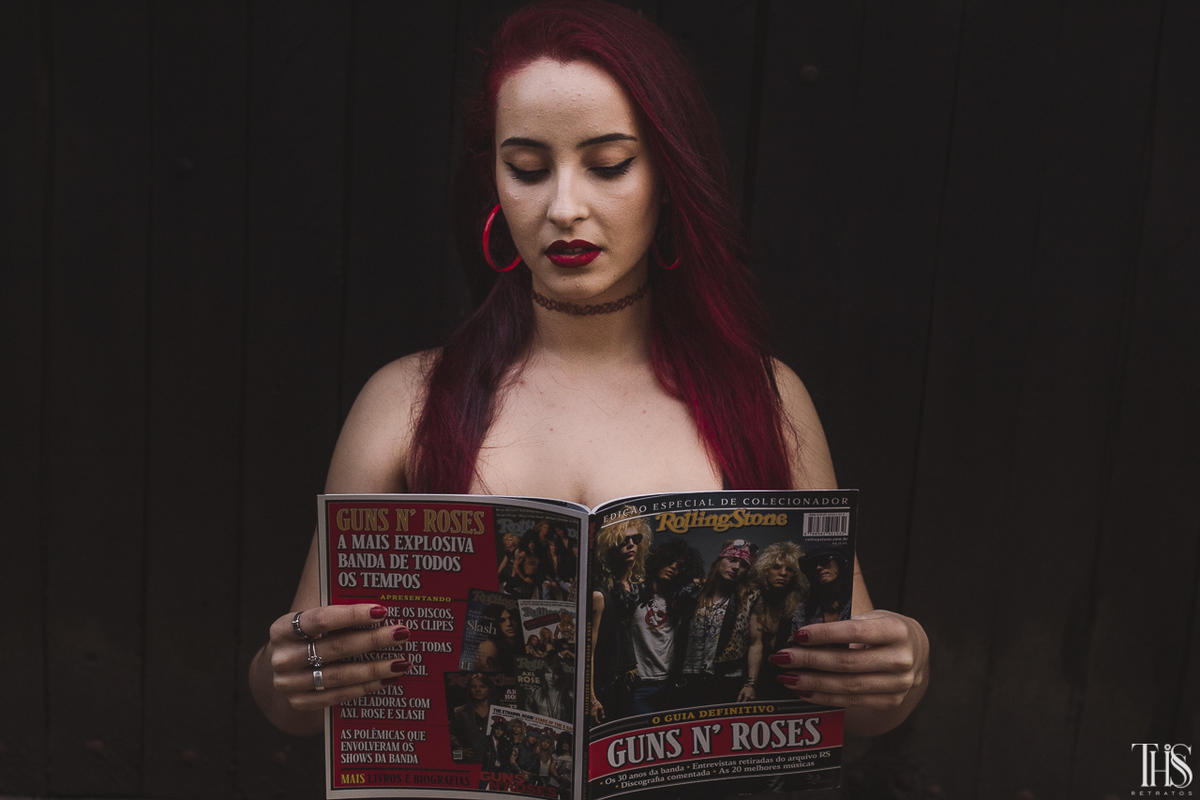 Foto de mulher - ensaio boudoir - com revista do guns n' roses