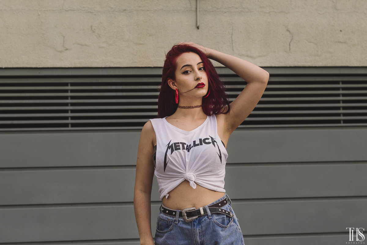 Foto de mulher com mão no cabelo